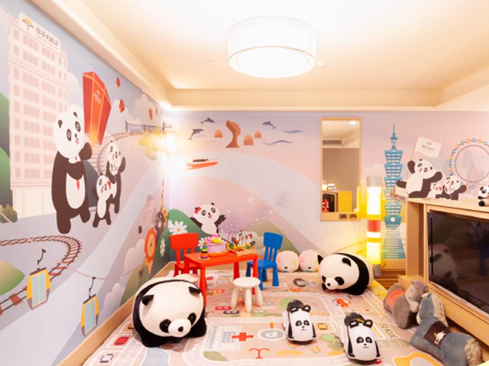 台北福容大飯店推出貓熊ALL IN ONE主題房專案，4人家庭客房2泊2食平日只要6,000元