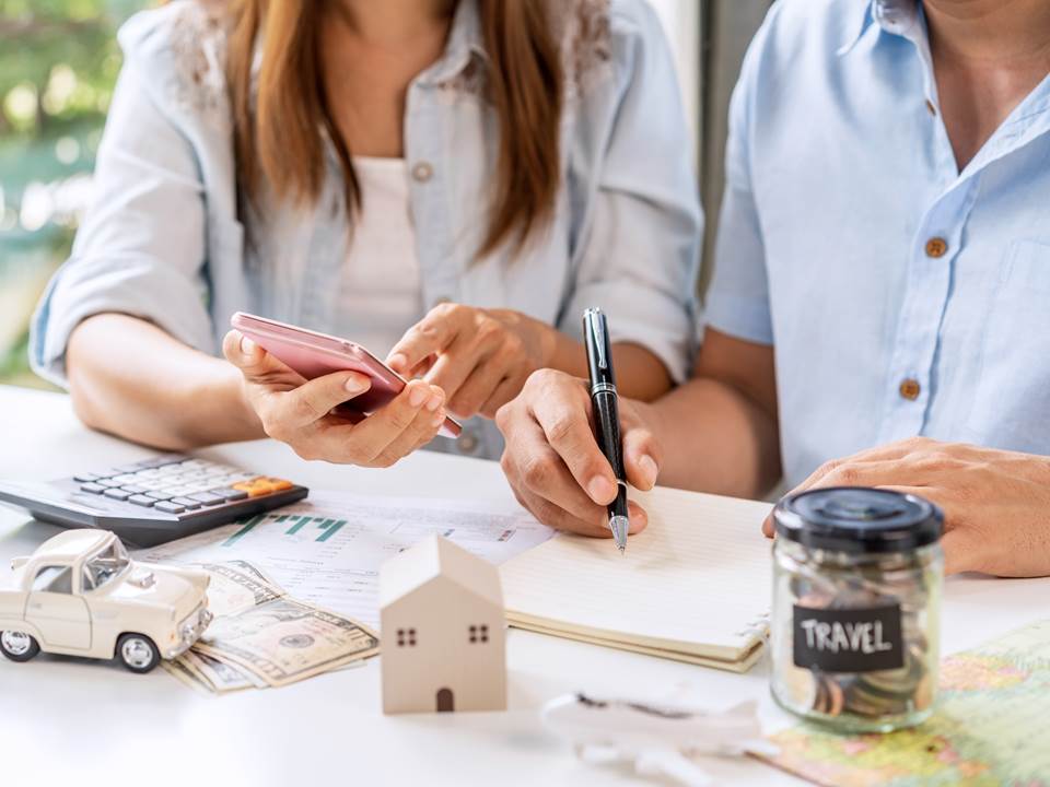 不買豪宅、只開二手車！股神巴菲特4種堅持要「省下來」的錢，讓你理性消費也能變有錢