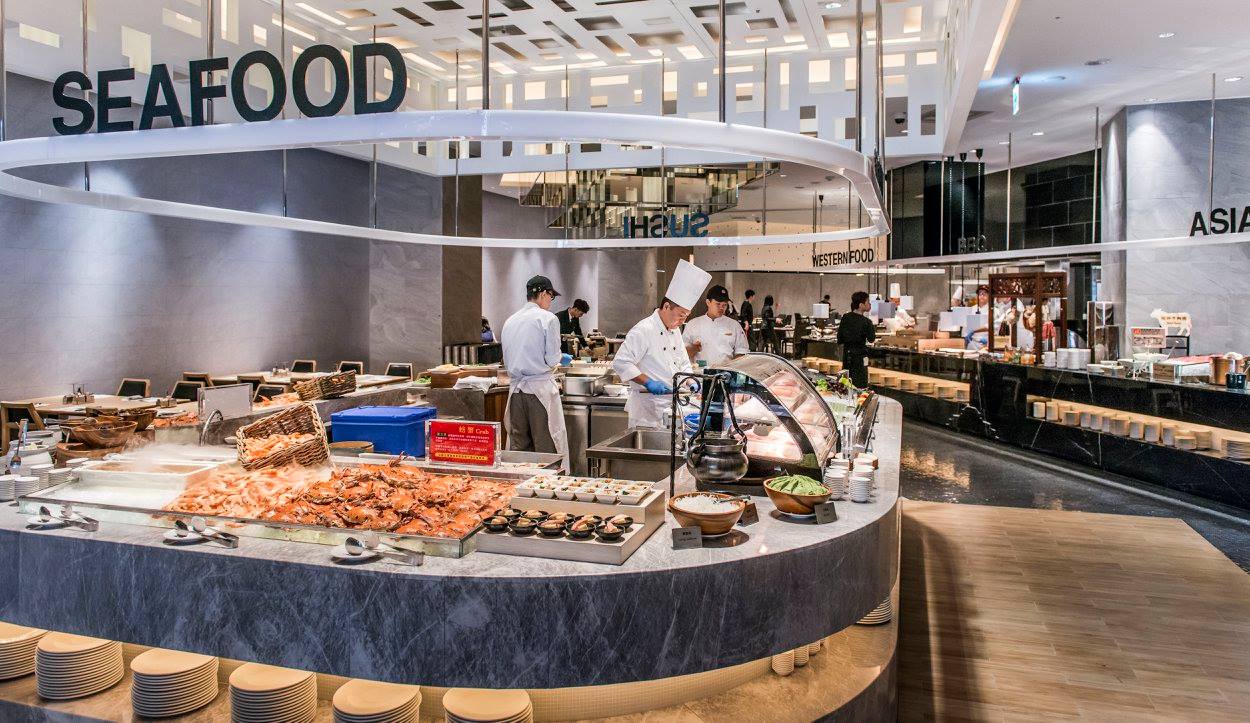 「漢來海港餐廳」主打高檔Buffet海鮮吃到飽，是大眾最為熟知的品牌，也是漢來美食集團旗下貢獻營收最主要的品牌。