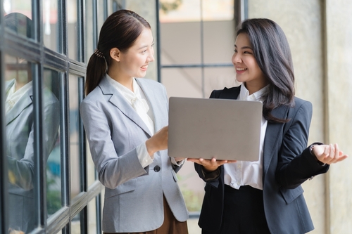 【職場稱呼禮儀】以為叫「姊」比較親？職場新人別當小白，這些稱呼方式很失禮