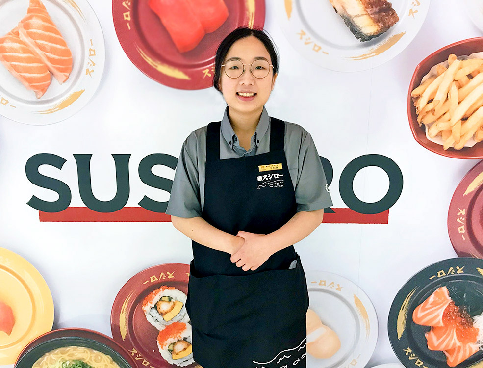 Z世代店長王詩惠今年26歲，進到壽司郎工作4年，有2.5年時間擔任店長。