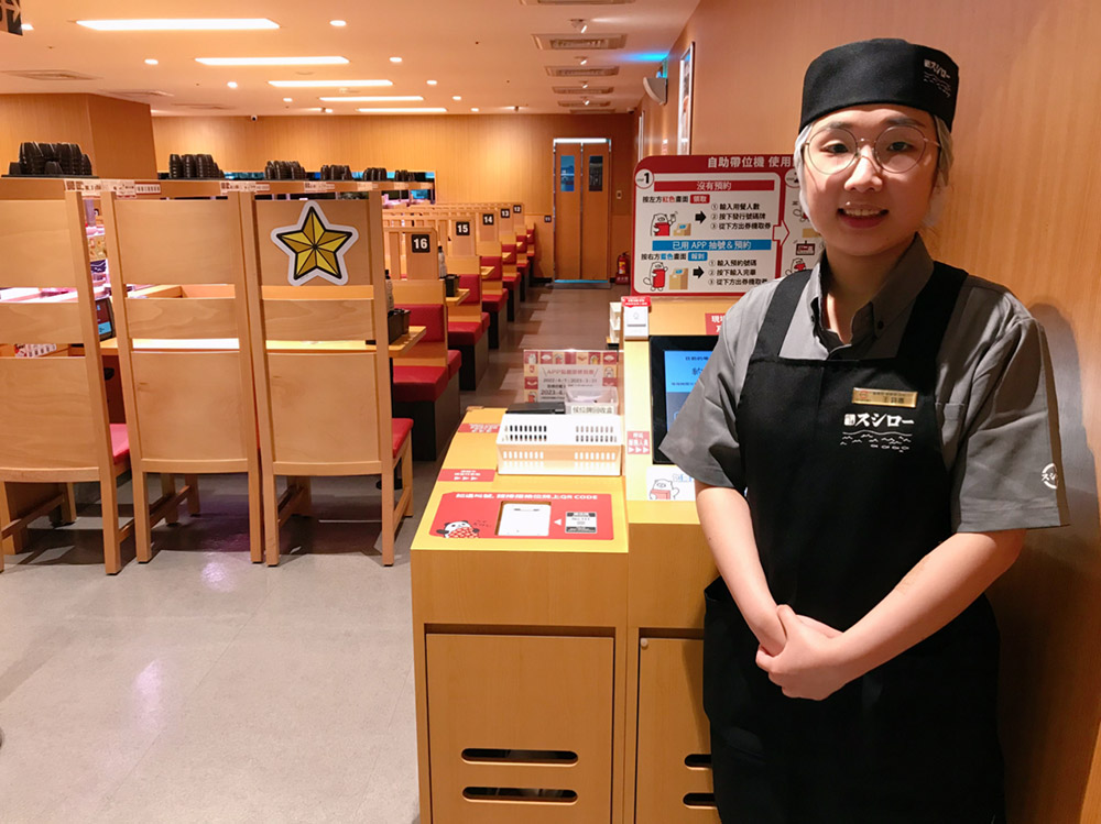 王詩惠表示剛進入服務業時「一定也有到挫折的時候，這時候就是要『調整心態』，如果有做不好或不會的地方，會立刻詢問主管與資深夥伴，希望能不斷地學習，不斷地變好。」