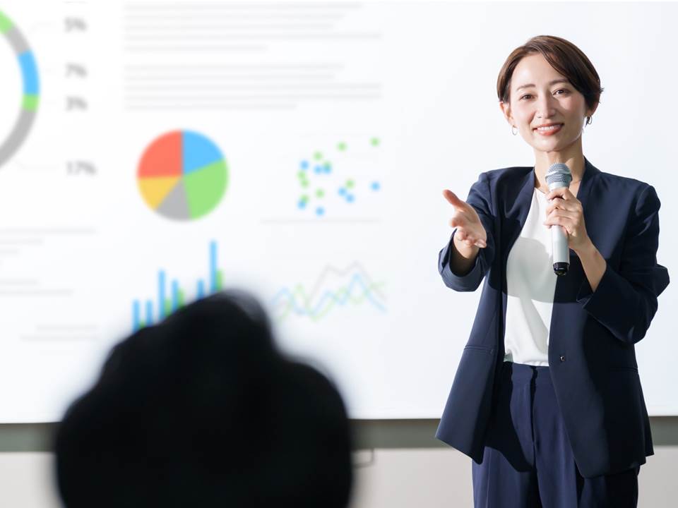 常被嫌講話沒重點？善用這3個職場表達技巧，讓你說話有力又能說服主管