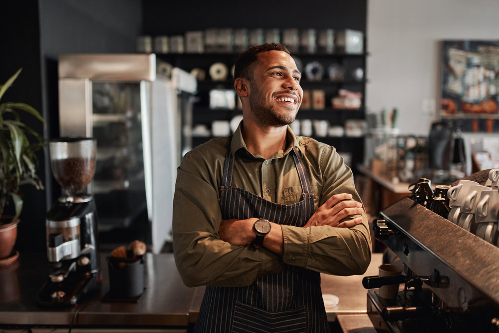 男性求職者也可以身著深色襯衫面試咖啡廳工作，還可以戴錶做整體搭配。