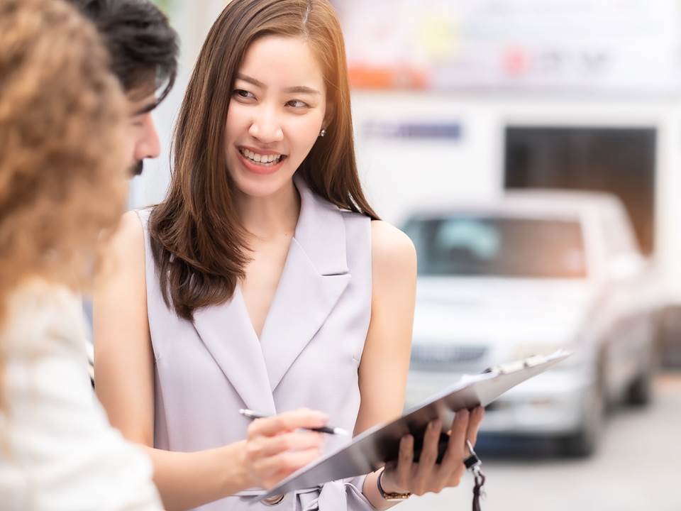 拼命推銷產品還是賣不出去？下次多說「這句話」，讓你不用討好客戶也能賀成交