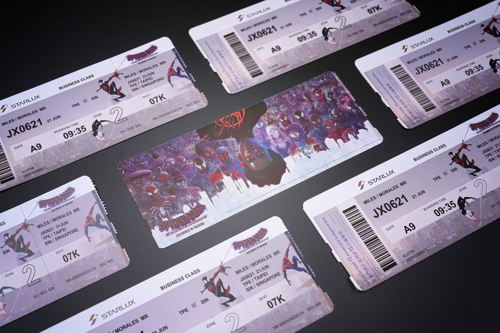 蜘蛛人宇宙主題航班提供專屬的登機證，上面印著電影主角邁爾斯和來自不同宇宙的蜘蛛人圖案
