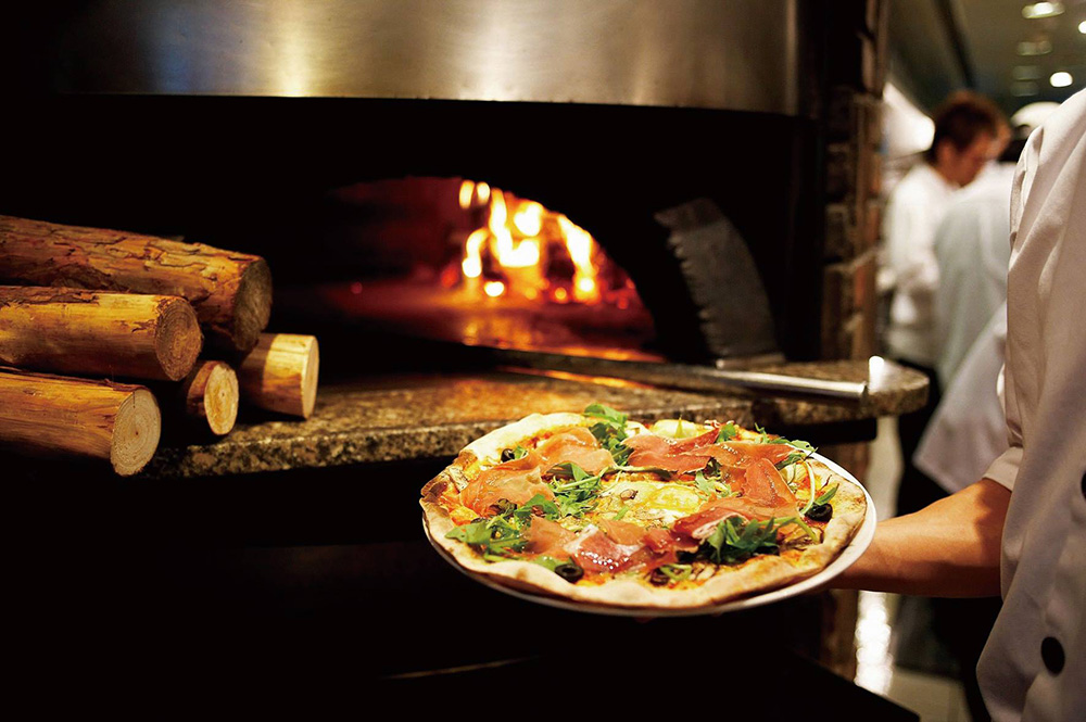 BELLINI Caffe的披薩採用紅磚烤爐與龍眼木柴燒，外場人員在介紹菜單時也須強調料理的特色。