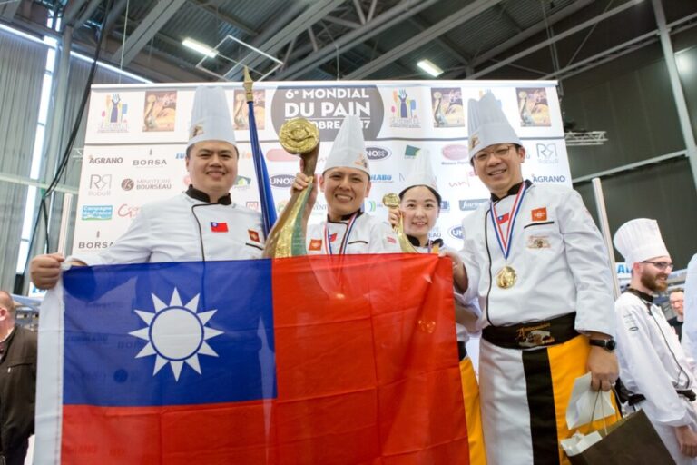 陳耀訓（左二）在Mondial du pain世界麵包大賽勇奪冠軍，左一為教練王鵬傑、右起為領隊張明旭、助手廚師周小槿