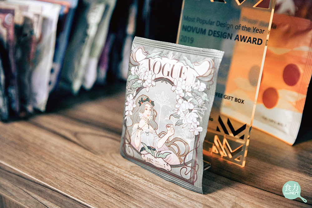 黑沃咖啡與VOGUE聯名，以藝術家慕夏作為設計出發，將謬思女神具象化成現在咖啡包裝上。