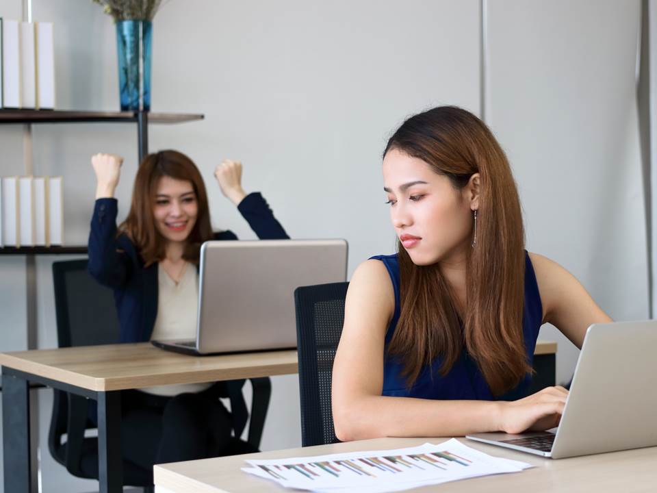 主管愛下指導棋、同事只會出一張嘴？在職場生存該如何判斷誰在幫你、誰又想害你？