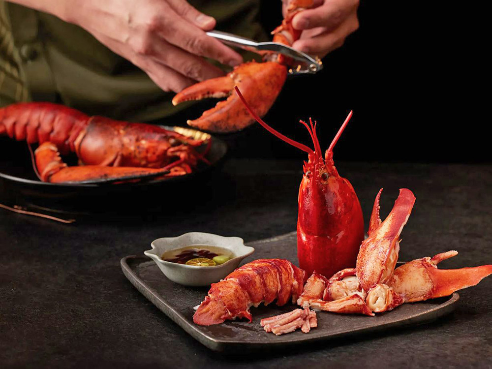 旬嚐鍋物的「侍食師」提供桌邊服務，代客涮煮肉品、剝蝦殼、拆蟹、剝玉米等貼心項目。