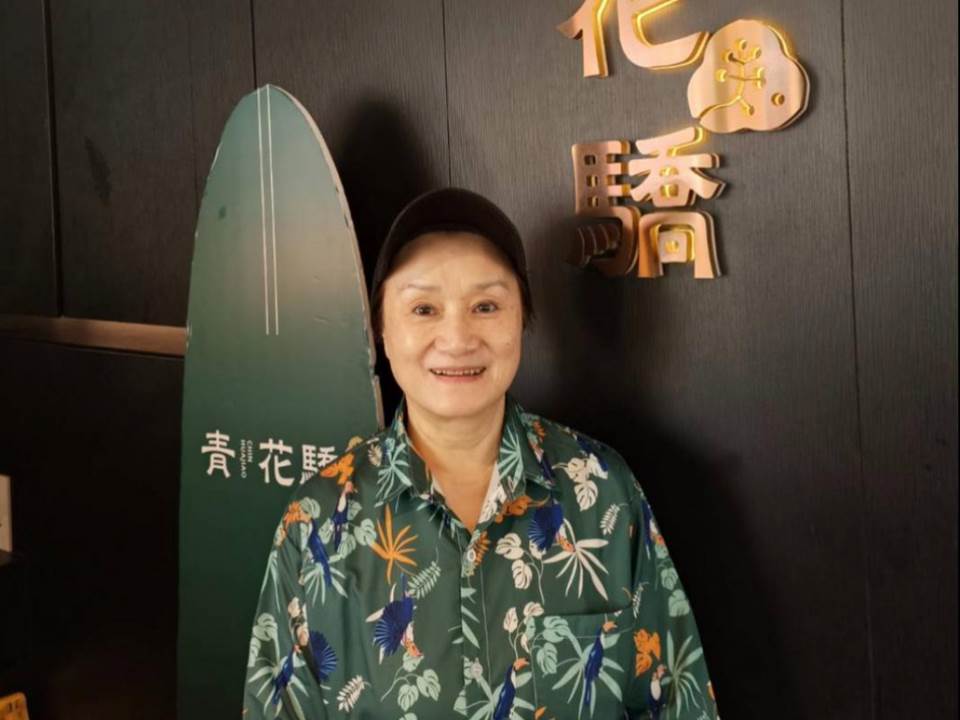 近日「青花驕」加入一名阿嬤級生力軍，72歲的沈淼萍女士目前擔任內場廚務。