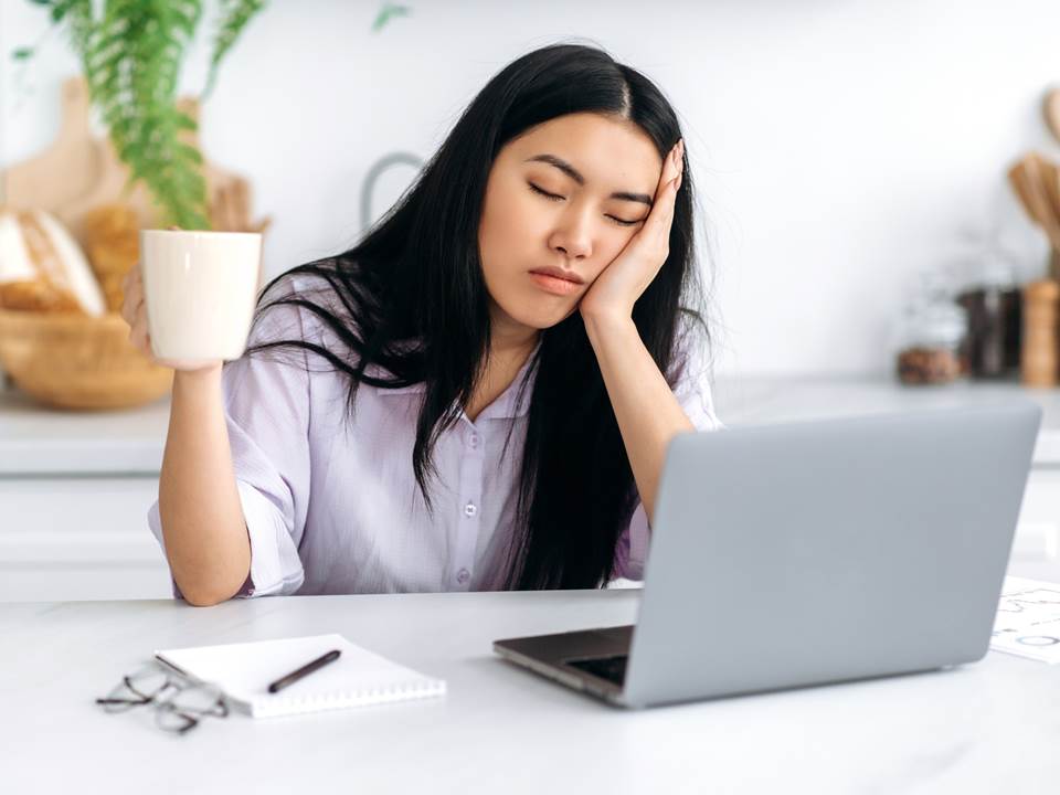 假日「報復性」補眠，早上醒來還是很累？醫師條列5方法，幫上班的你恢復好體力