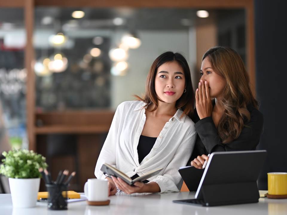 同事愛「嚼舌根」怎麼辦？不想成為辦公室八卦主角，這3個自保小撇步快學起來