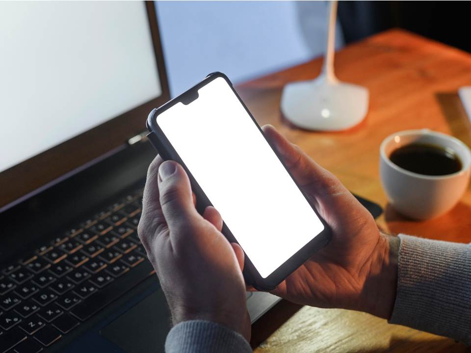 每天提早3小時下班還不減薪！但禁滑手機你願意嗎？