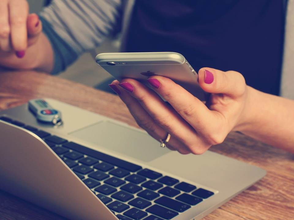 螢幕一亮就想點！得了手機成癮症的你該如何脫身？