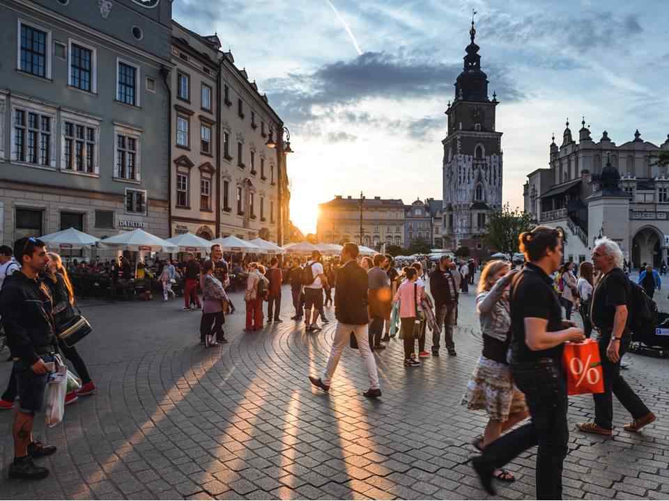 辦員工旅遊扣半薪還遭轟！2點揭為何老闆不直接給錢？