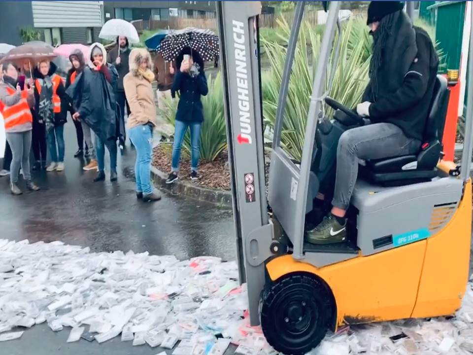 不給資遣費直接輾爆3千支iPhone！碰上慣老闆你該這樣做