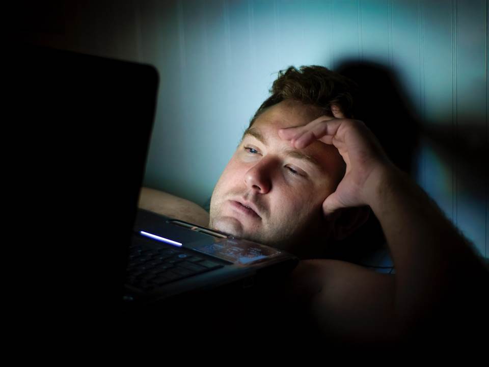 「眾人皆睡我獨醒」好煩惱！為何上班越累卻越睡不著？