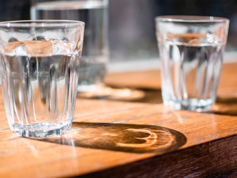 面試方準備的茶水該喝嗎？過來人淚揭求職禮儀真相