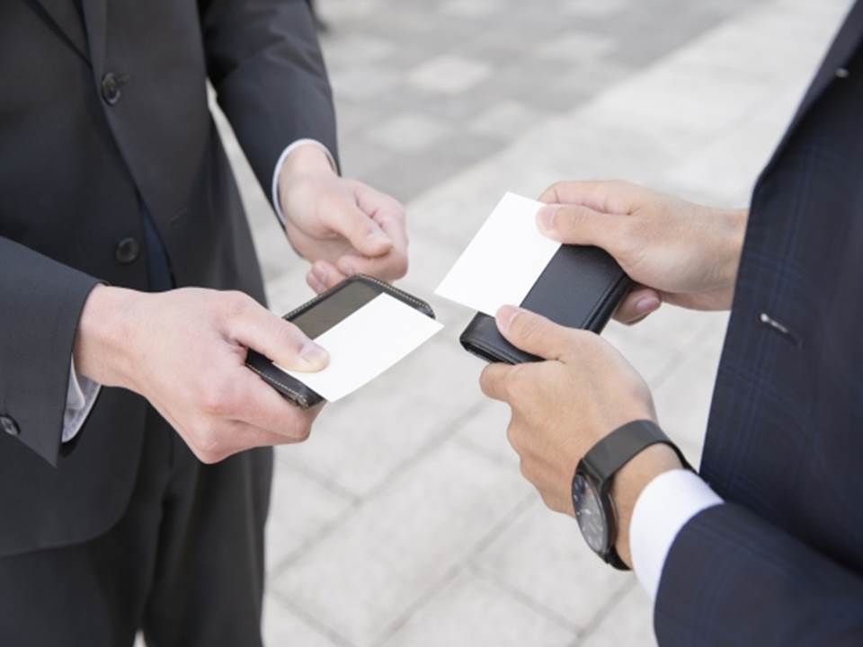 名片也能留人心？雇主「主動」幫員工印名片，竟有這3個好處