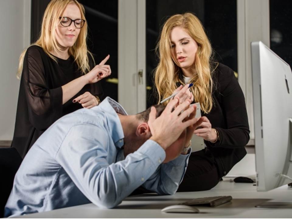 不想再當「夾心餅乾」！大小主管指令不同，到底聽誰的？