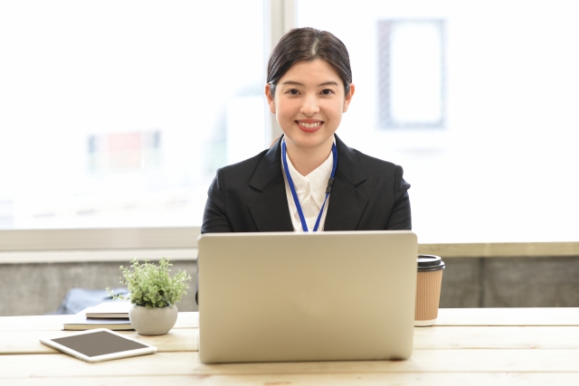 年輕人的職場生存之道！23歲的她如何從約聘轉正又加薪？