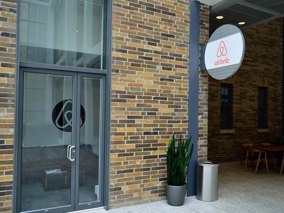 裁員1,900人還被誇獎?Airbnb創辦人一封信逆轉疫情危機 裁員1,900人還被誇獎?Airbnb創辦人一封信逆轉疫情危機
