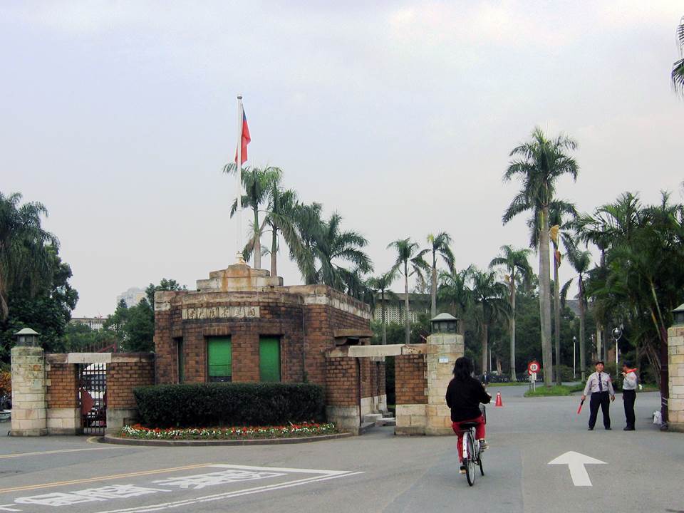 台大碩士畢業卻放棄外商工作!他負債百萬重考大學只為… 台大碩士畢業卻放棄外商工作!他負債百萬重考大學只為…