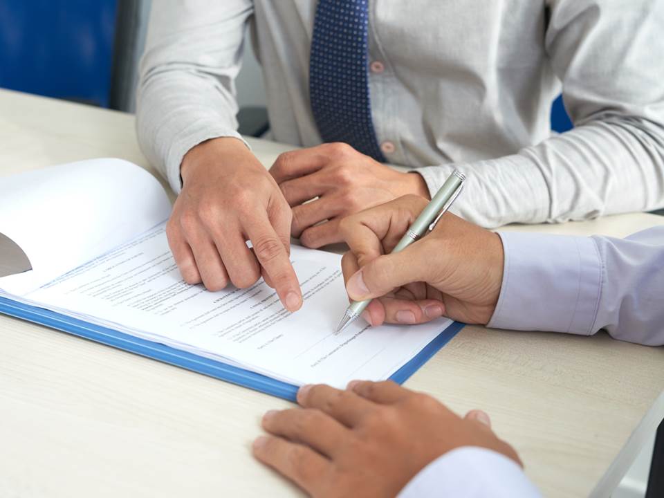 未滿最低服務年限就離職，雇主要你賠償違約金怎麼辦？