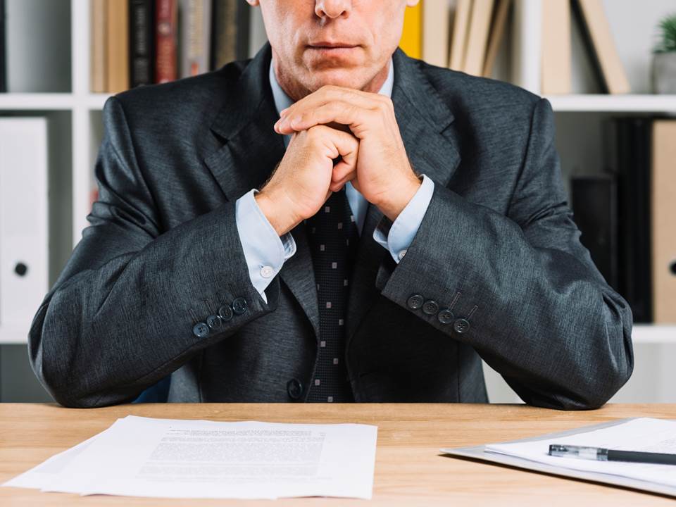 每次提案都像擲筊？碰到充滿地雷的主管，你該逃還是撐下去？