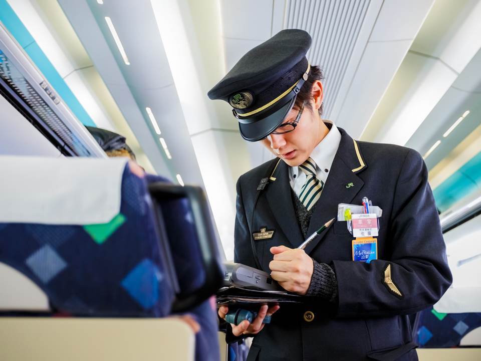 遇到奧客怎處理?一位列車長的超狂機智反應,瞬間「搞定」他