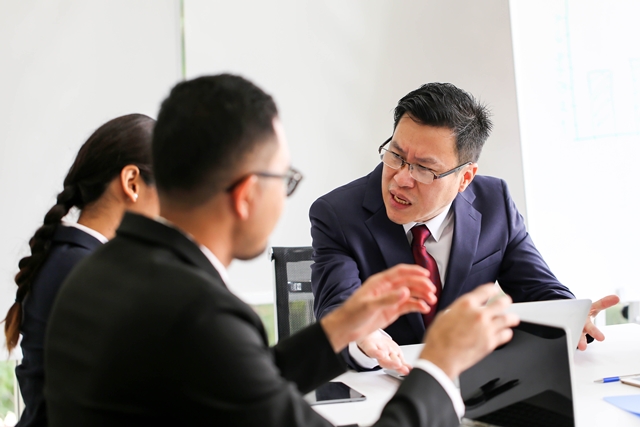 員工年終考核績效不佳，雇主減薪降職、扣獎金、解僱合法嗎？