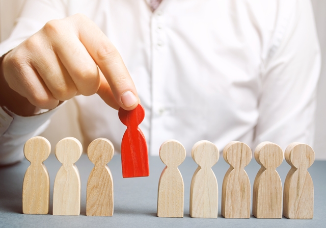員工年終考核不佳,雇主減薪降職、扣獎金、解僱合法嗎?