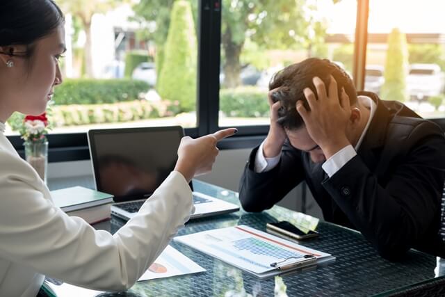 員工年終考核不佳,雇主減薪降職、扣獎金、解僱合法嗎?