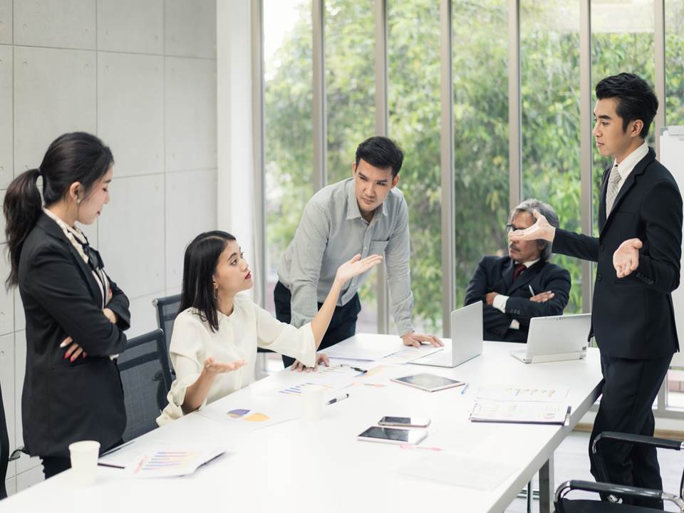 主管說A方案、上司說B方案... 工作遇多頭馬車到底聽誰的？