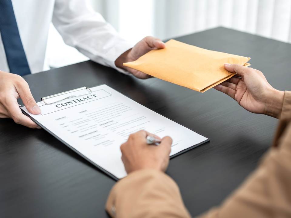 10萬元「勞保紓困貸款」如何申請？下週一限時開辦，5大請領條件一次看