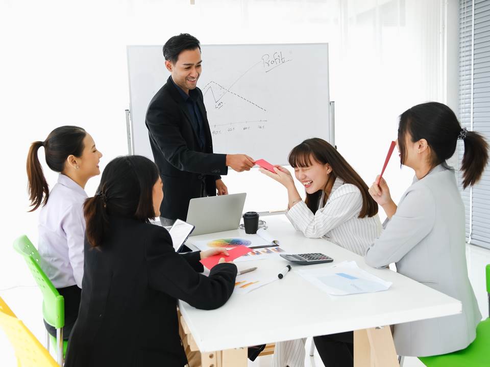 年終獎金何時發？領多少會被扣稅？2022年終懶人包一次解答！